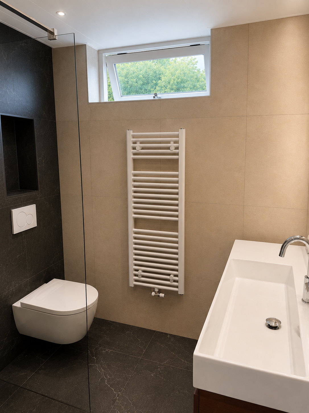 Badkamer met beige wandtegels, donkere vloer, wandcloset en witte radiator