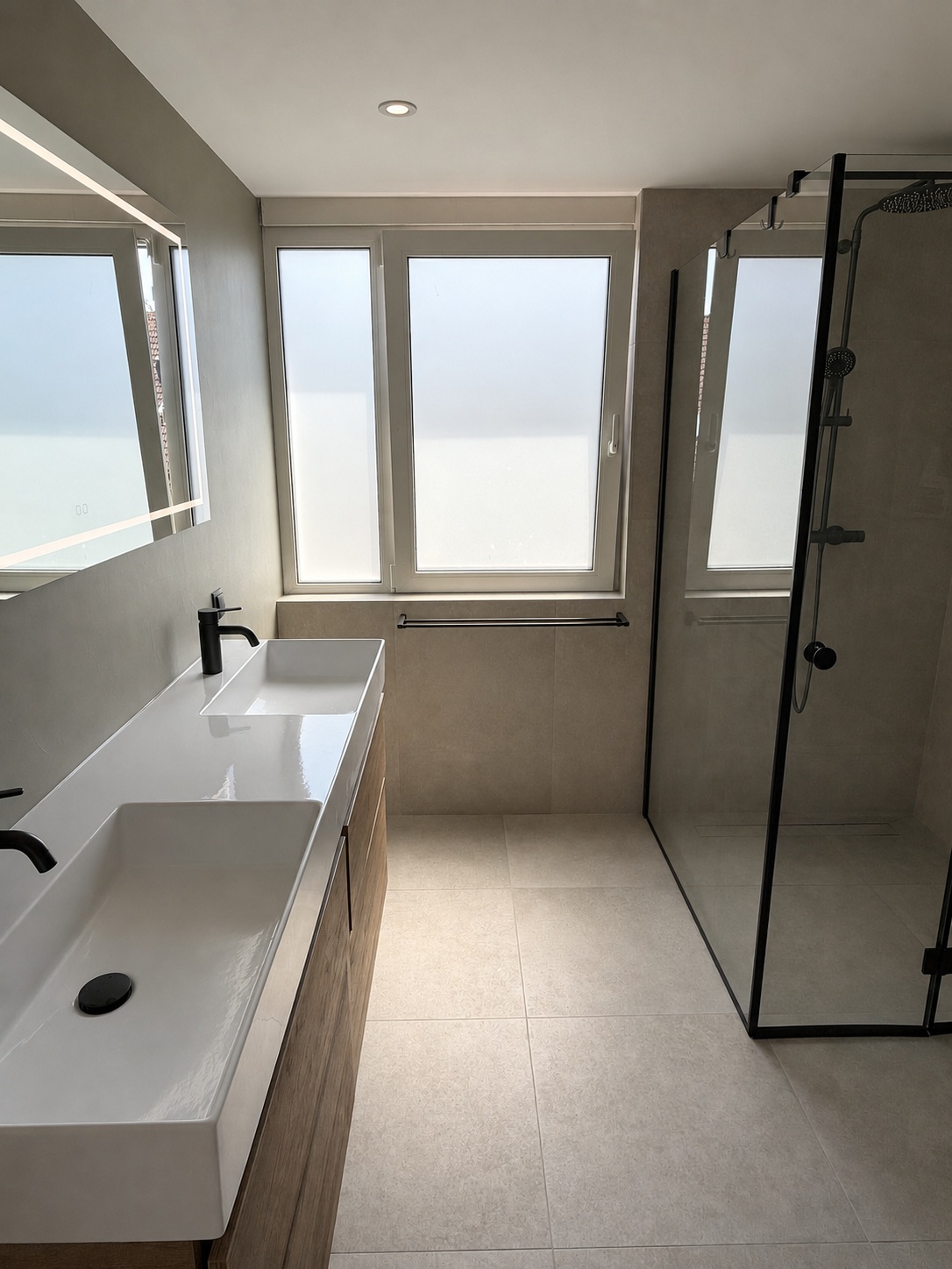 Complete badkamer met dubbel wastafelmeubel en douchecabine