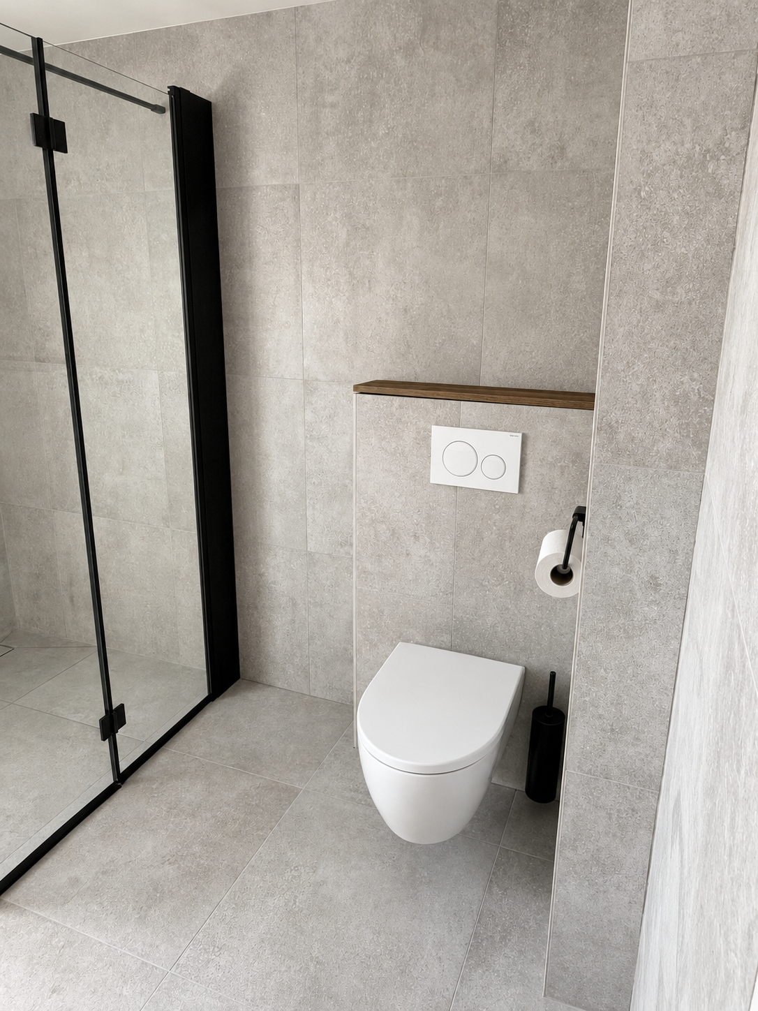 Wandcloset met ingebouwd reservoir, houtaccent en natuursteenlook tegels