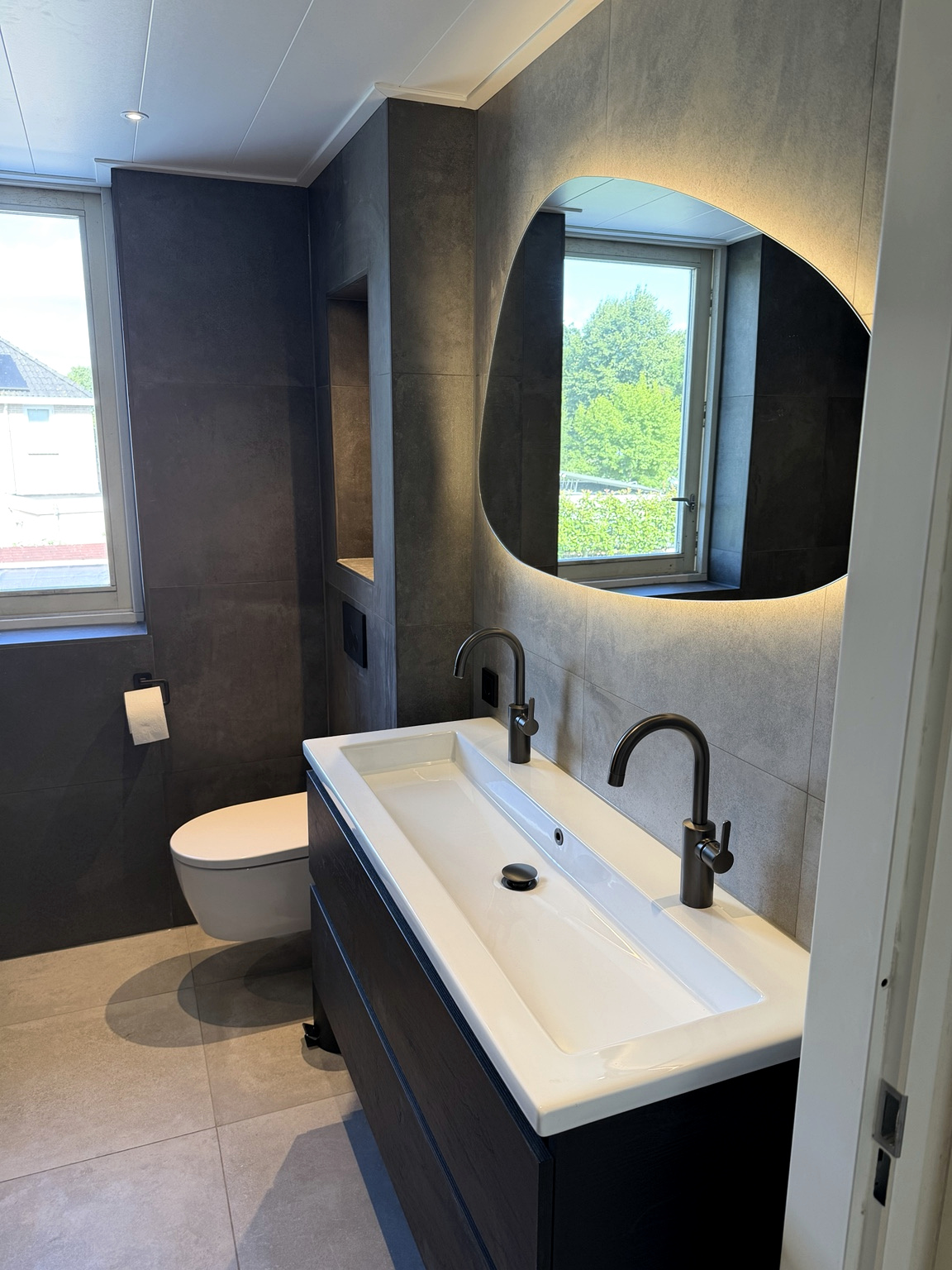 Complete badkamer met dubbel wastafelmeubel, organische verlichte spiegel en wandcloset